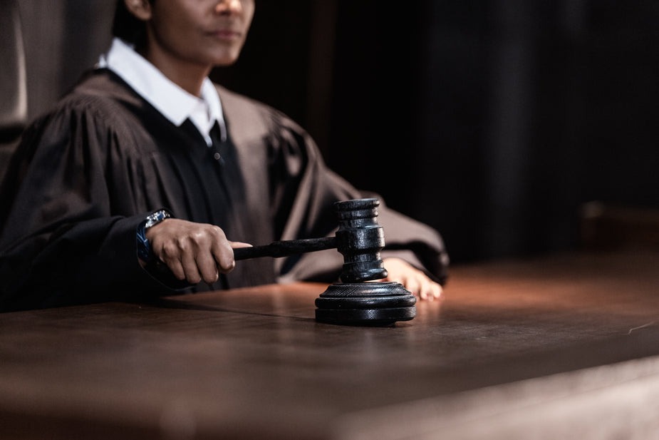 Juez dictando sentencia, parte de un proceso automatizado con tecnología para abogados con Flokzu BPM.